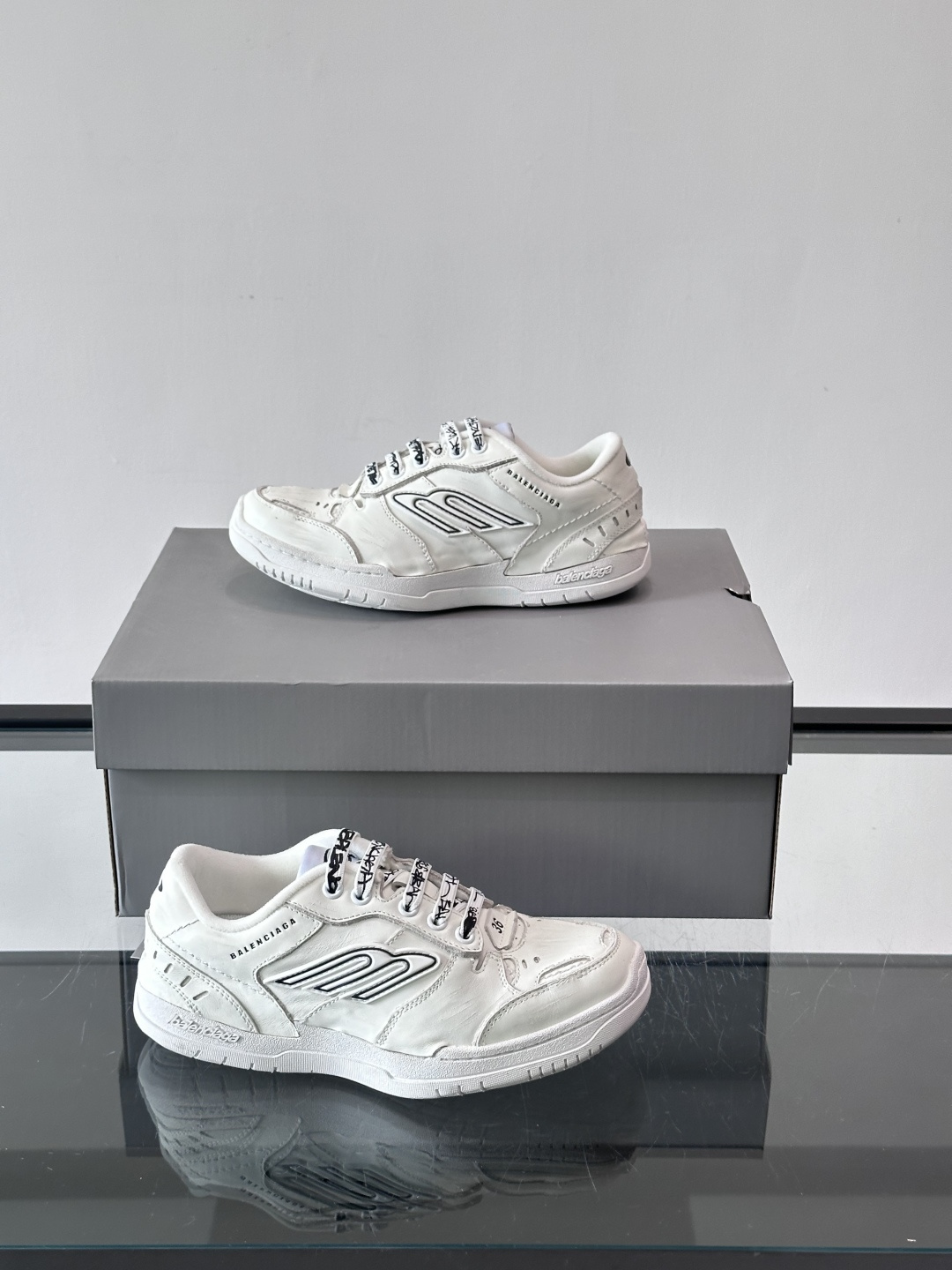 巴黎世家HamPtons系列运动鞋，主打复古做旧日风，小牛皮，多色内衬超吸睛！鞋舌“B”Logo+侧面“