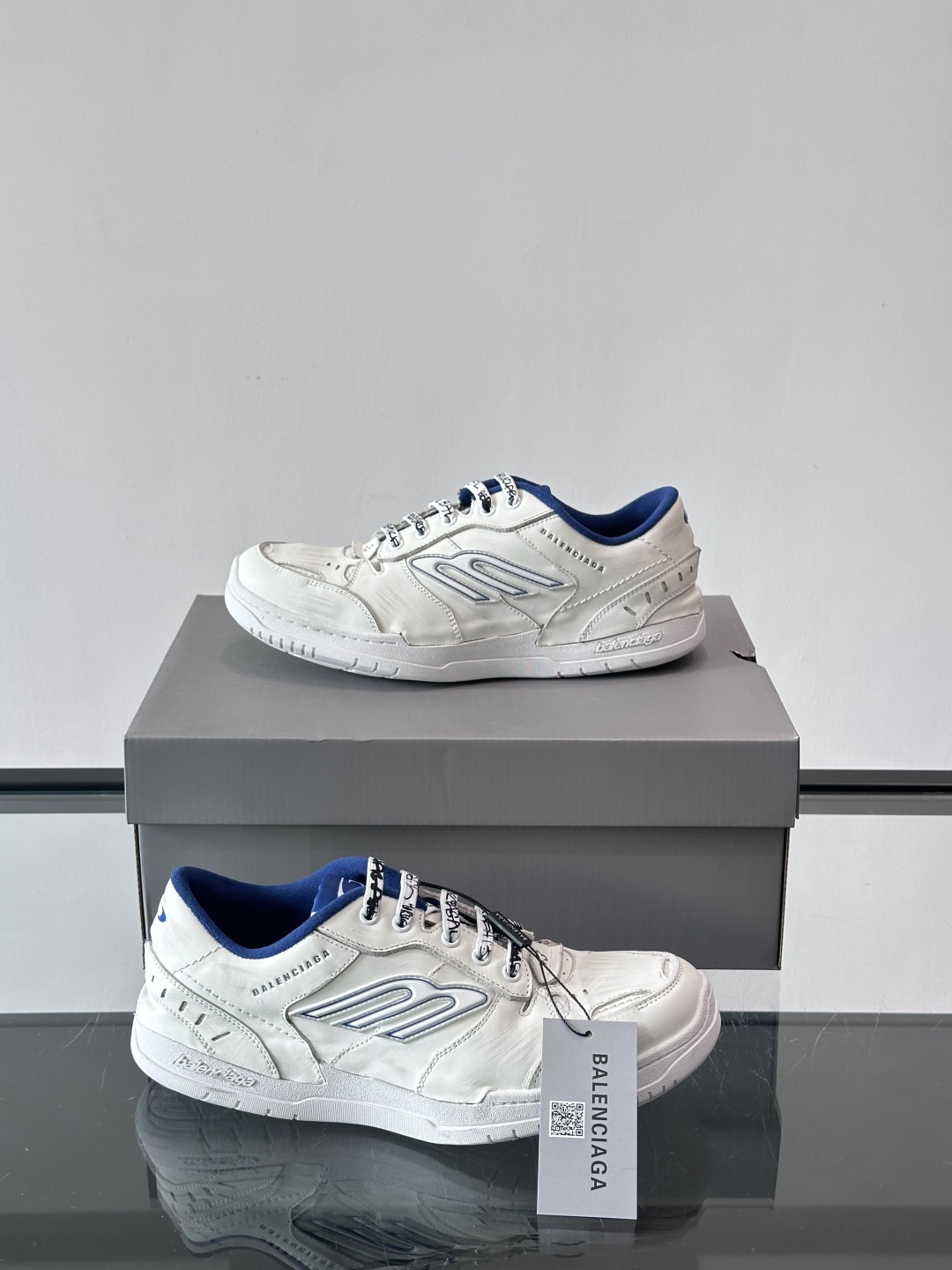 巴黎世家HamPtons系列运动鞋，主打复古做旧日风，小牛皮，多色内衬超吸睛！鞋舌“B”Logo+侧面“