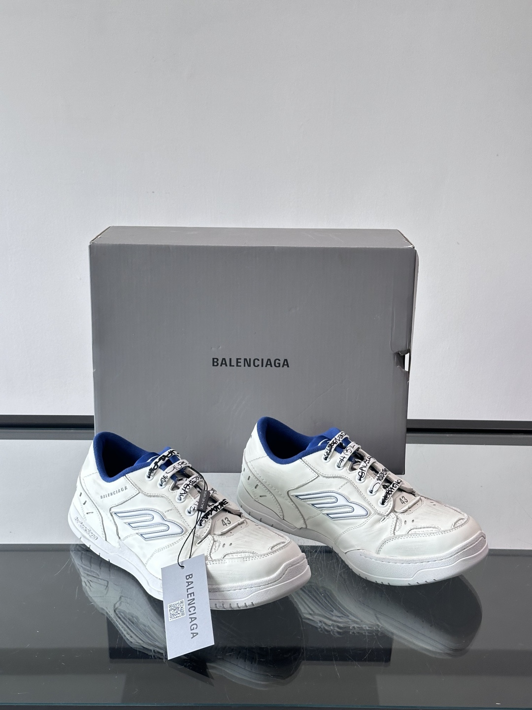 巴黎世家HamPtons系列运动鞋，主打复古做旧日风，小牛皮，多色内衬超吸睛！鞋舌“B”Logo+侧面“