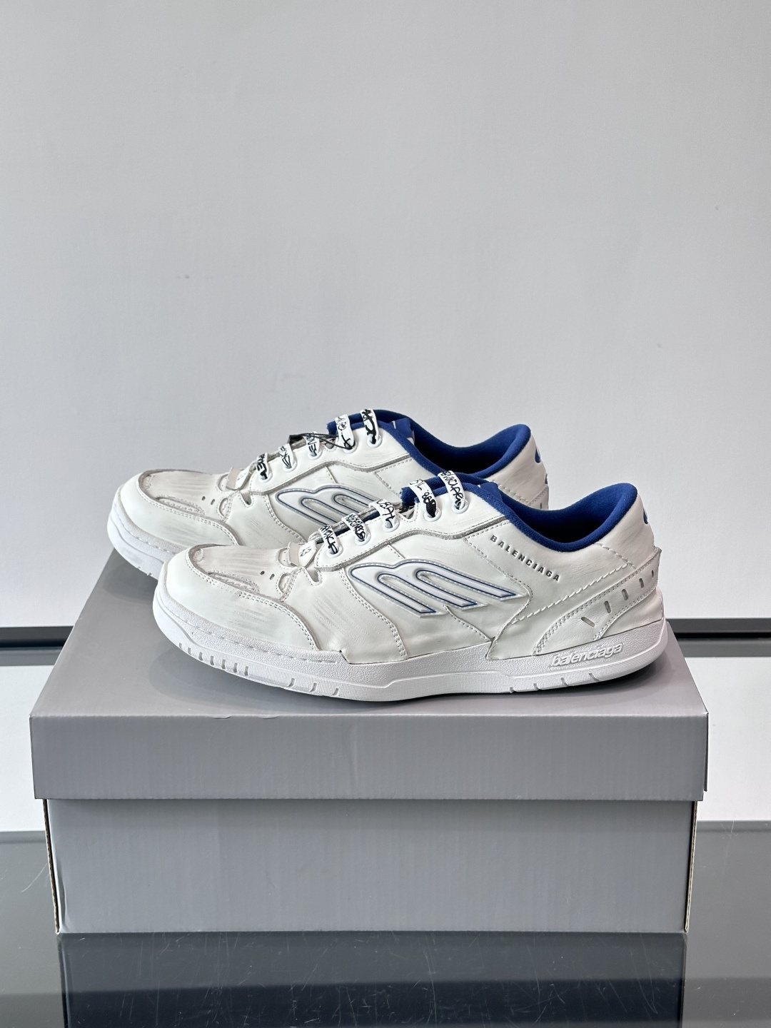 巴黎世家HamPtons系列运动鞋，主打复古做旧日风，小牛皮，多色内衬超吸睛！鞋舌“B”Logo+侧面“