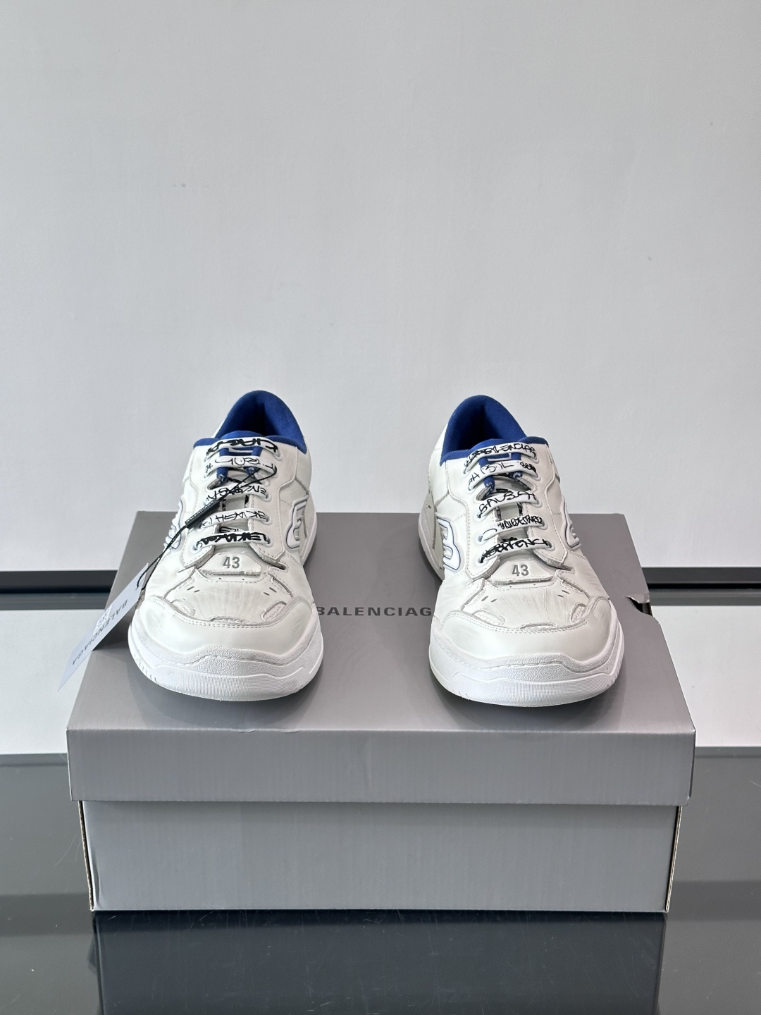 巴黎世家HamPtons系列运动鞋，主打复古做旧日风，小牛皮，多色内衬超吸睛！鞋舌“B”Logo+侧面“