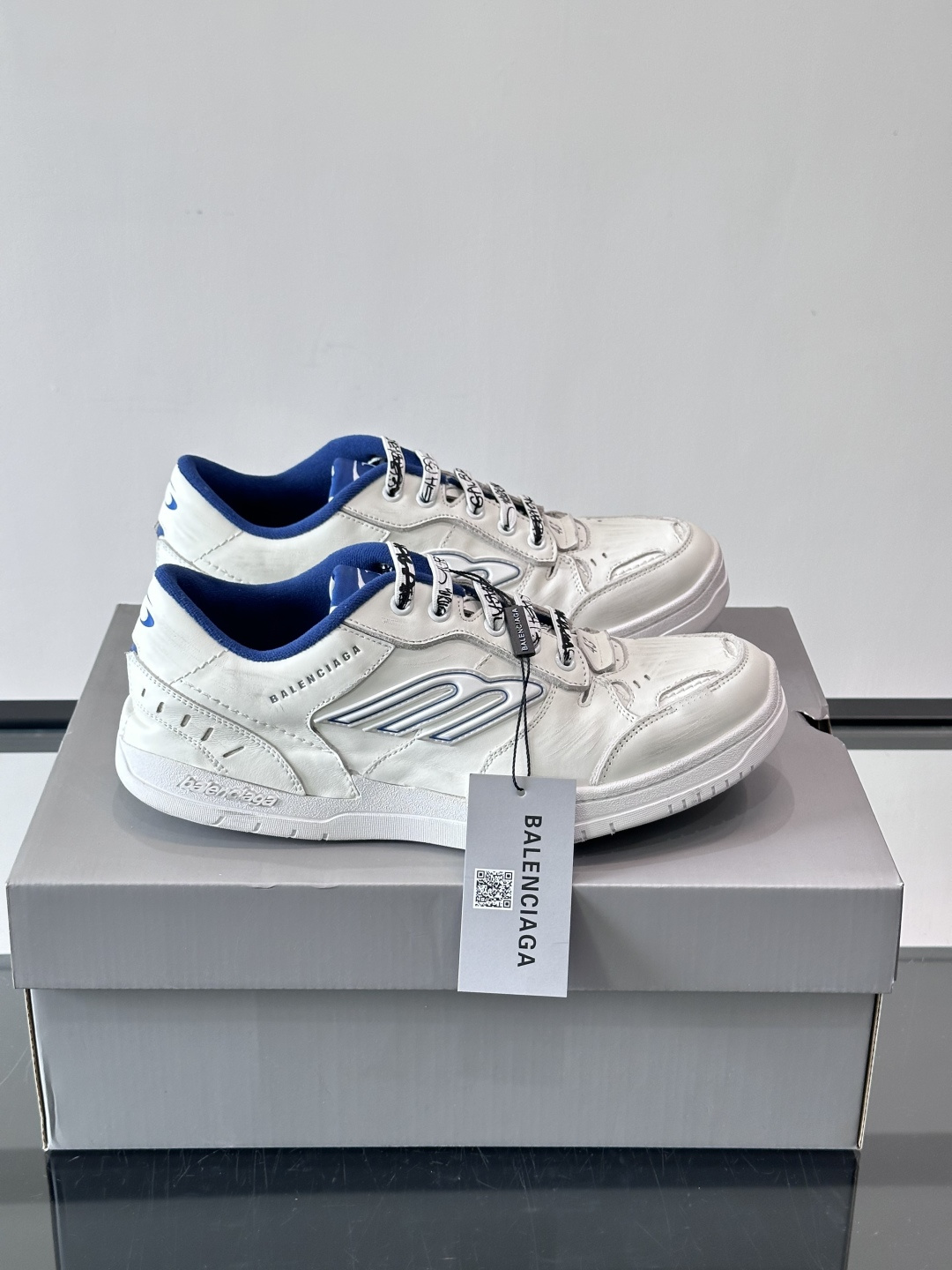 巴黎世家HamPtons系列运动鞋，主打复古做旧日风，小牛皮，多色内衬超吸睛！鞋舌“B”Logo+侧面“