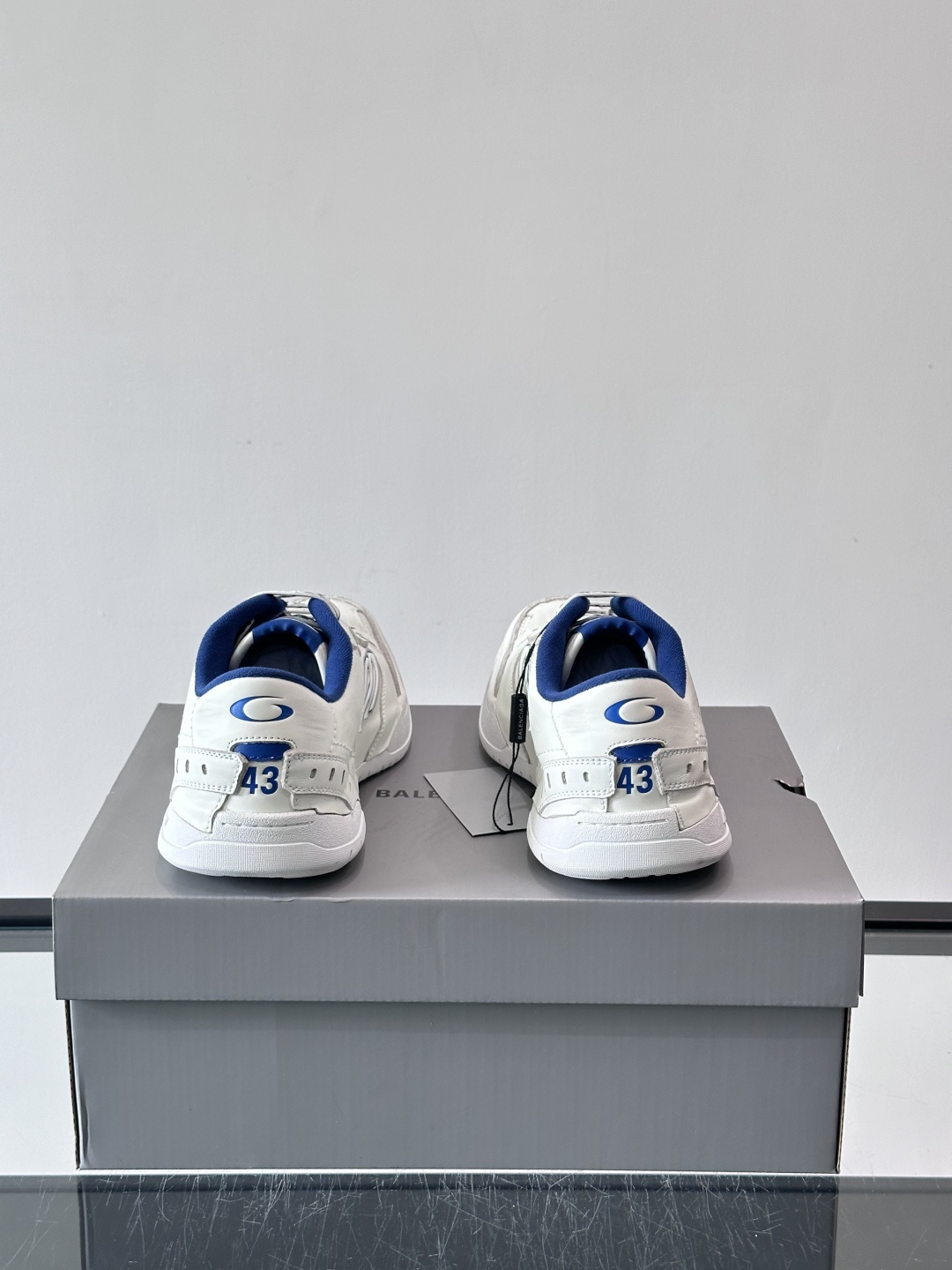 巴黎世家HamPtons系列运动鞋，主打复古做旧日风，小牛皮，多色内衬超吸睛！鞋舌“B”Logo+侧面“