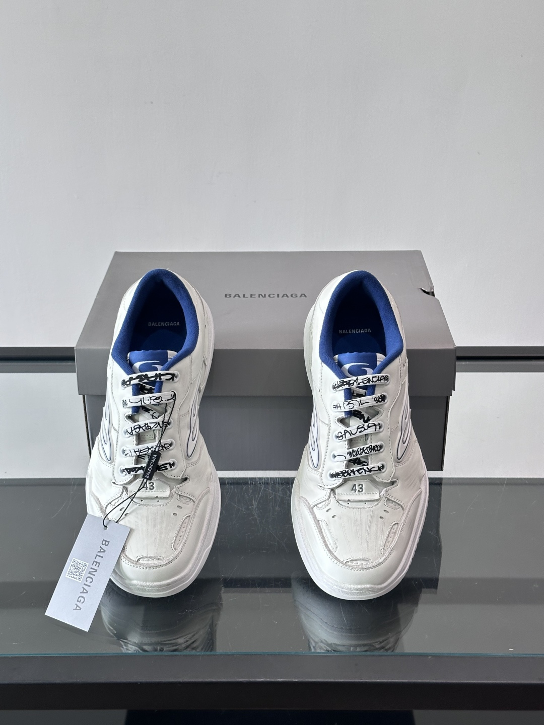 巴黎世家HamPtons系列运动鞋，主打复古做旧日风，小牛皮，多色内衬超吸睛！鞋舌“B”Logo+侧面“