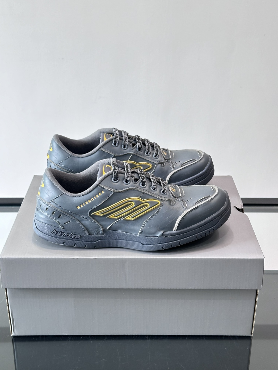 巴黎世家HamPtons系列运动鞋，主打复古做旧日风，小牛皮，多色内衬超吸睛！鞋舌“B”Logo+侧面“