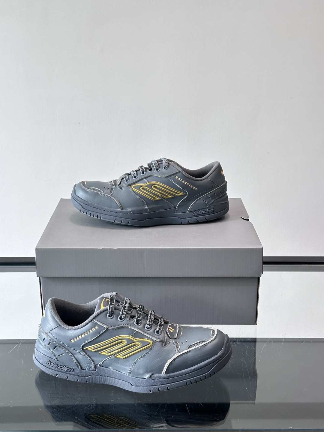 巴黎世家HamPtons系列运动鞋，主打复古做旧日风，小牛皮，多色内衬超吸睛！鞋舌“B”Logo+侧面“