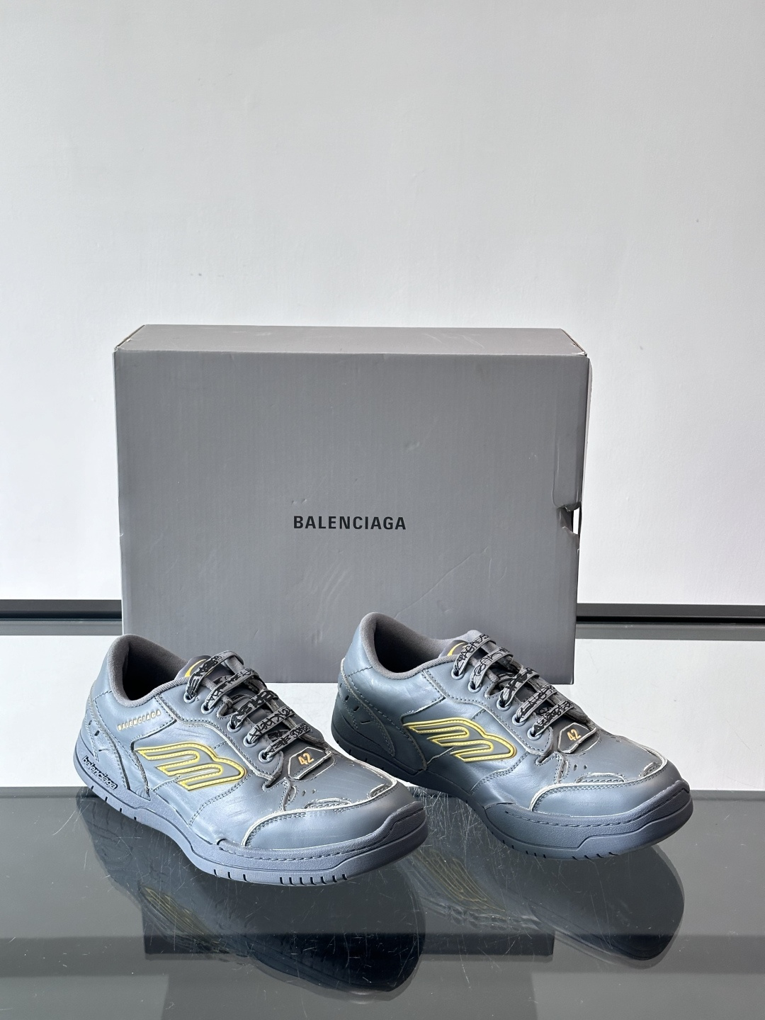 巴黎世家HamPtons系列运动鞋，主打复古做旧日风，小牛皮，多色内衬超吸睛！鞋舌“B”Logo+侧面“