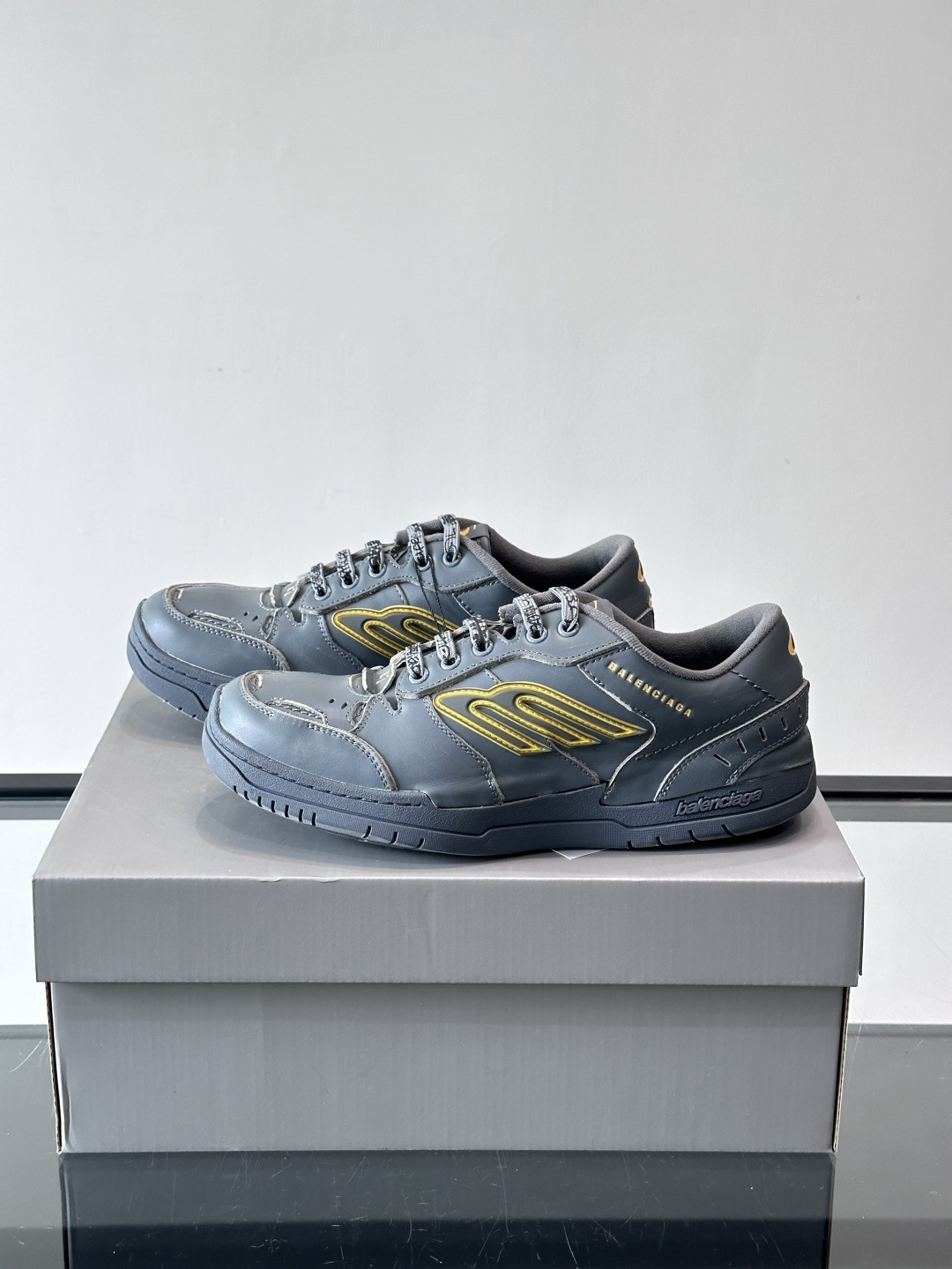 巴黎世家HamPtons系列运动鞋，主打复古做旧日风，小牛皮，多色内衬超吸睛！鞋舌“B”Logo+侧面“