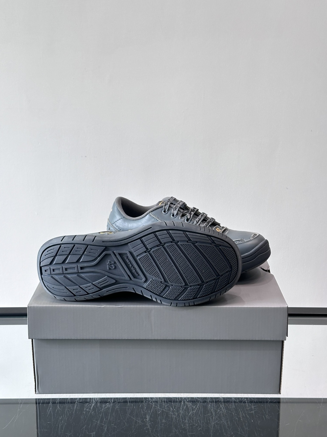 巴黎世家HamPtons系列运动鞋，主打复古做旧日风，小牛皮，多色内衬超吸睛！鞋舌“B”Logo+侧面“