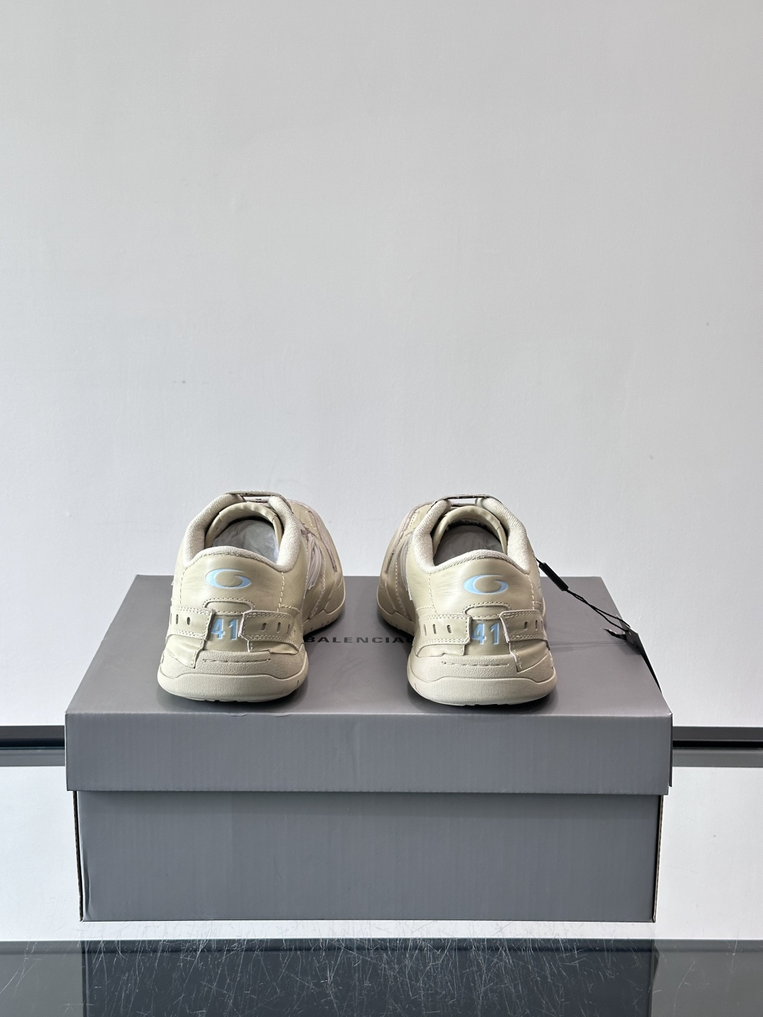 巴黎世家HamPtons系列运动鞋，主打复古做旧日风，小牛皮，多色内衬超吸睛！鞋舌“B”Logo+侧面“