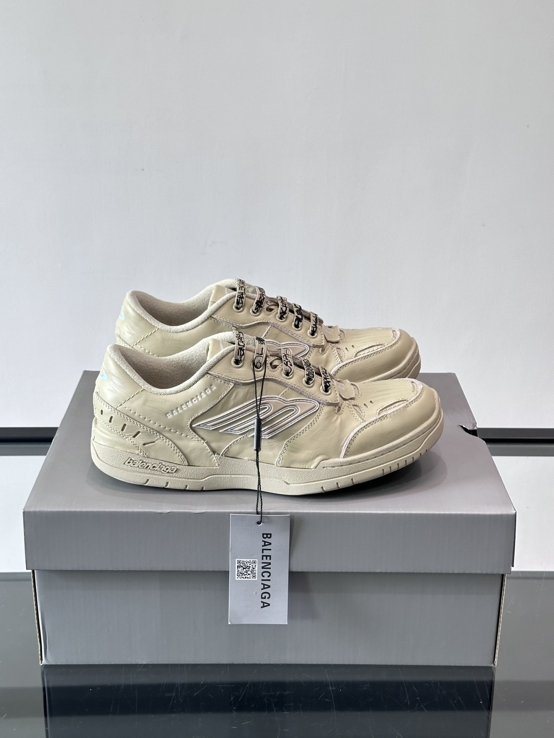 巴黎世家HamPtons系列运动鞋，主打复古做旧日风，小牛皮，多色内衬超吸睛！鞋舌“B”Logo+侧面“