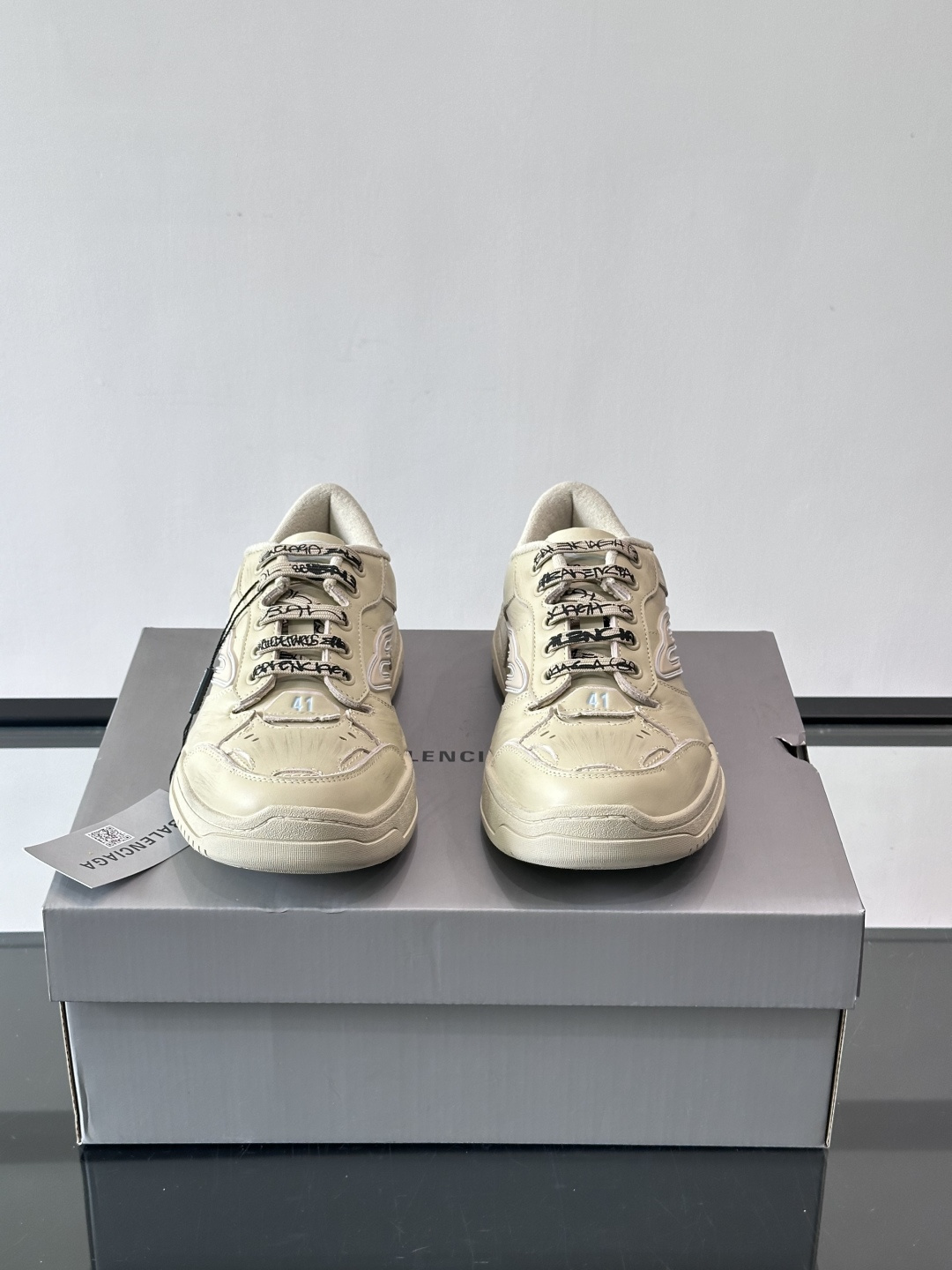 巴黎世家HamPtons系列运动鞋，主打复古做旧日风，小牛皮，多色内衬超吸睛！鞋舌“B”Logo+侧面“