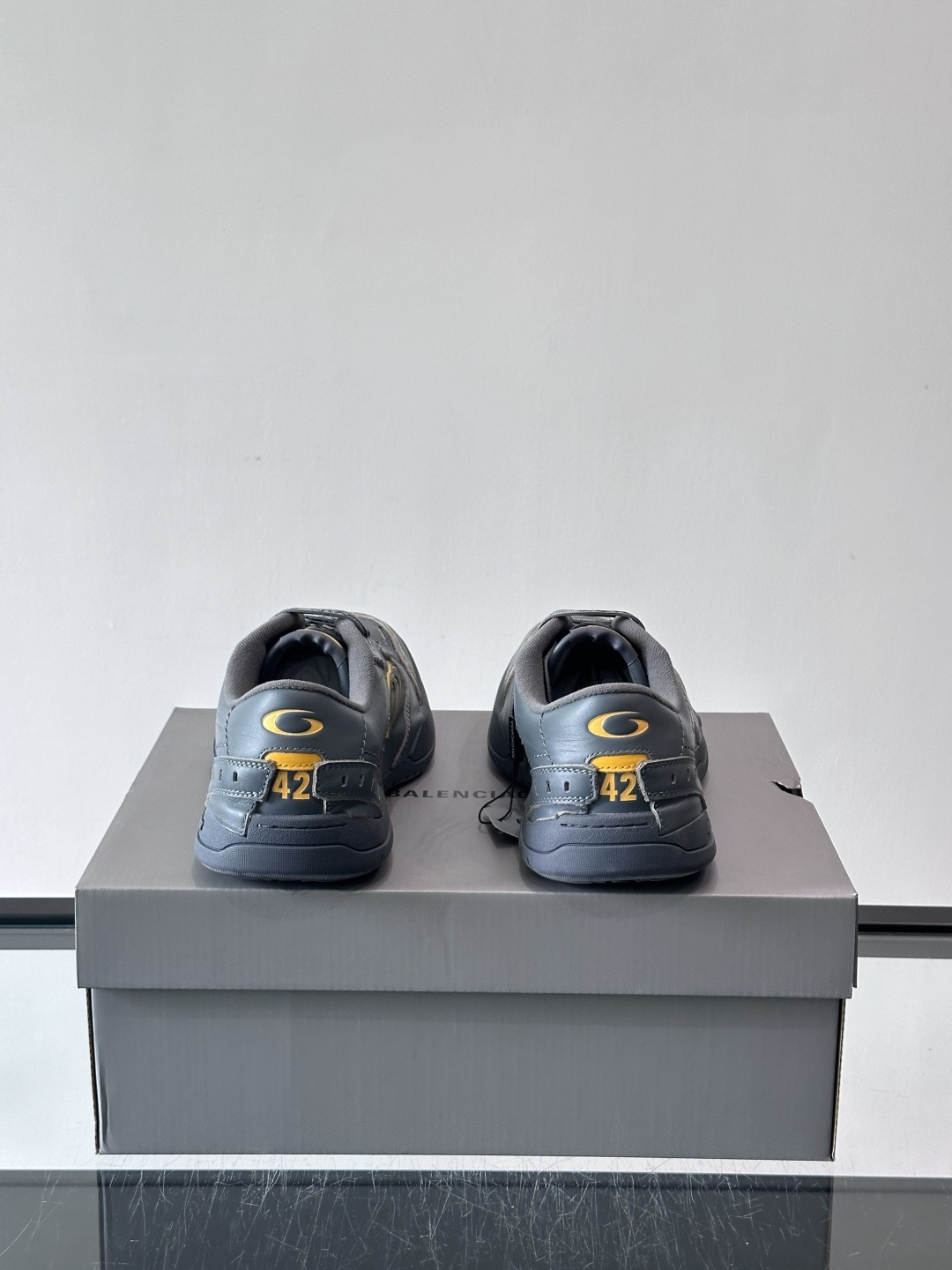 巴黎世家HamPtons系列运动鞋，主打复古做旧日风，小牛皮，多色内衬超吸睛！鞋舌“B”Logo+侧面“