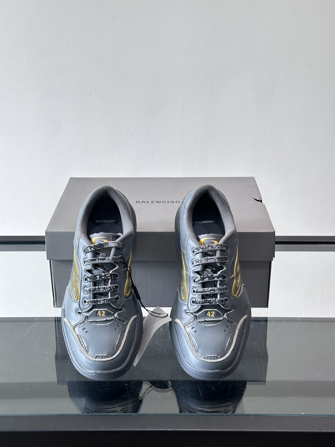 巴黎世家HamPtons系列运动鞋，主打复古做旧日风，小牛皮，多色内衬超吸睛！鞋舌“B”Logo+侧面“