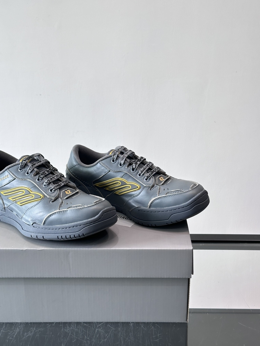 巴黎世家HamPtons系列运动鞋，主打复古做旧日风，小牛皮，多色内衬超吸睛！鞋舌“B”Logo+侧面“