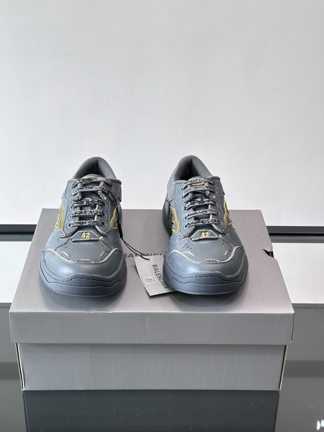 巴黎世家HamPtons系列运动鞋，主打复古做旧日风，小牛皮，多色内衬超吸睛！鞋舌“B”Logo+侧面“