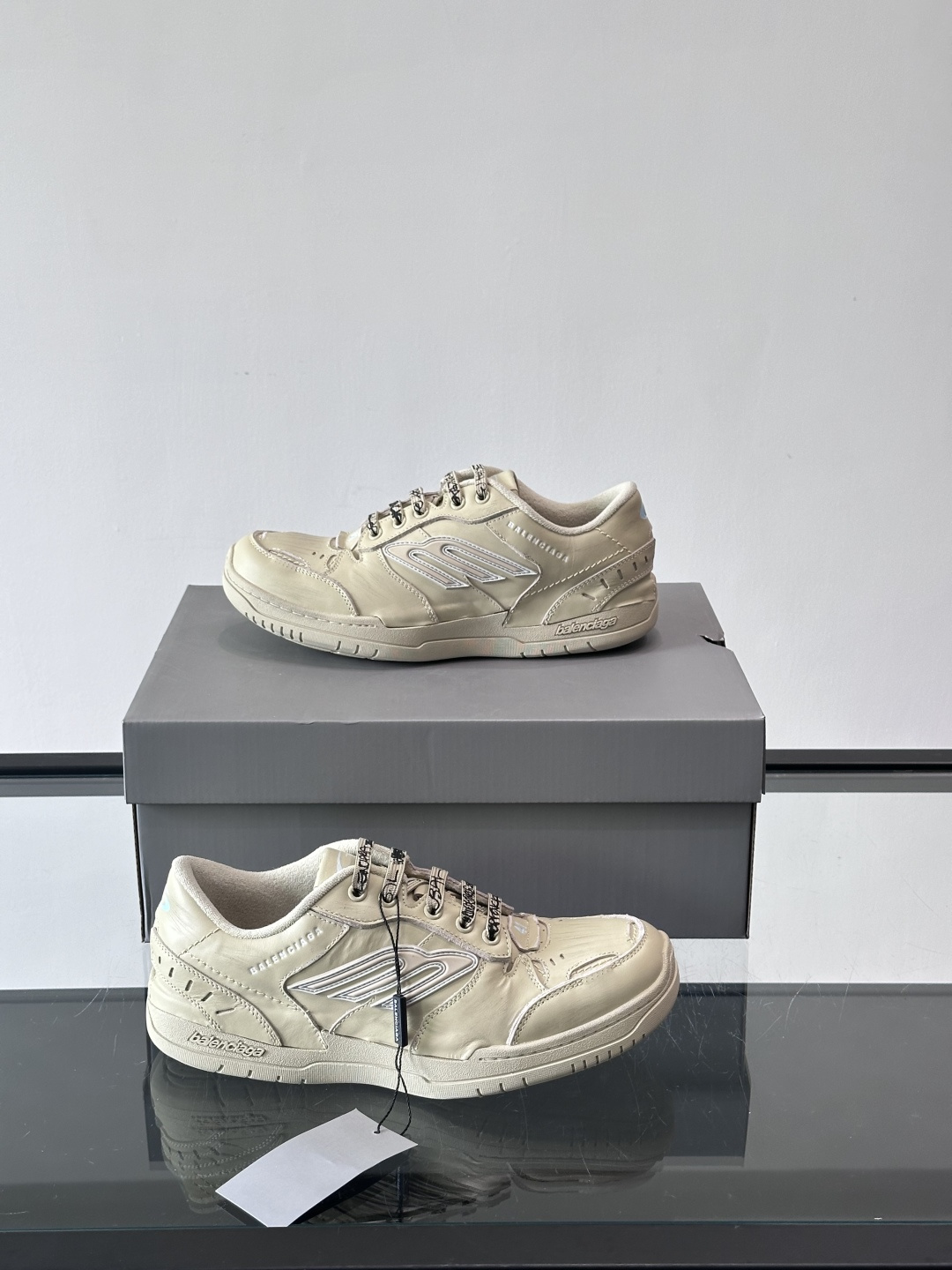 巴黎世家HamPtons系列运动鞋，主打复古做旧日风，小牛皮，多色内衬超吸睛！鞋舌“B”Logo+侧面“