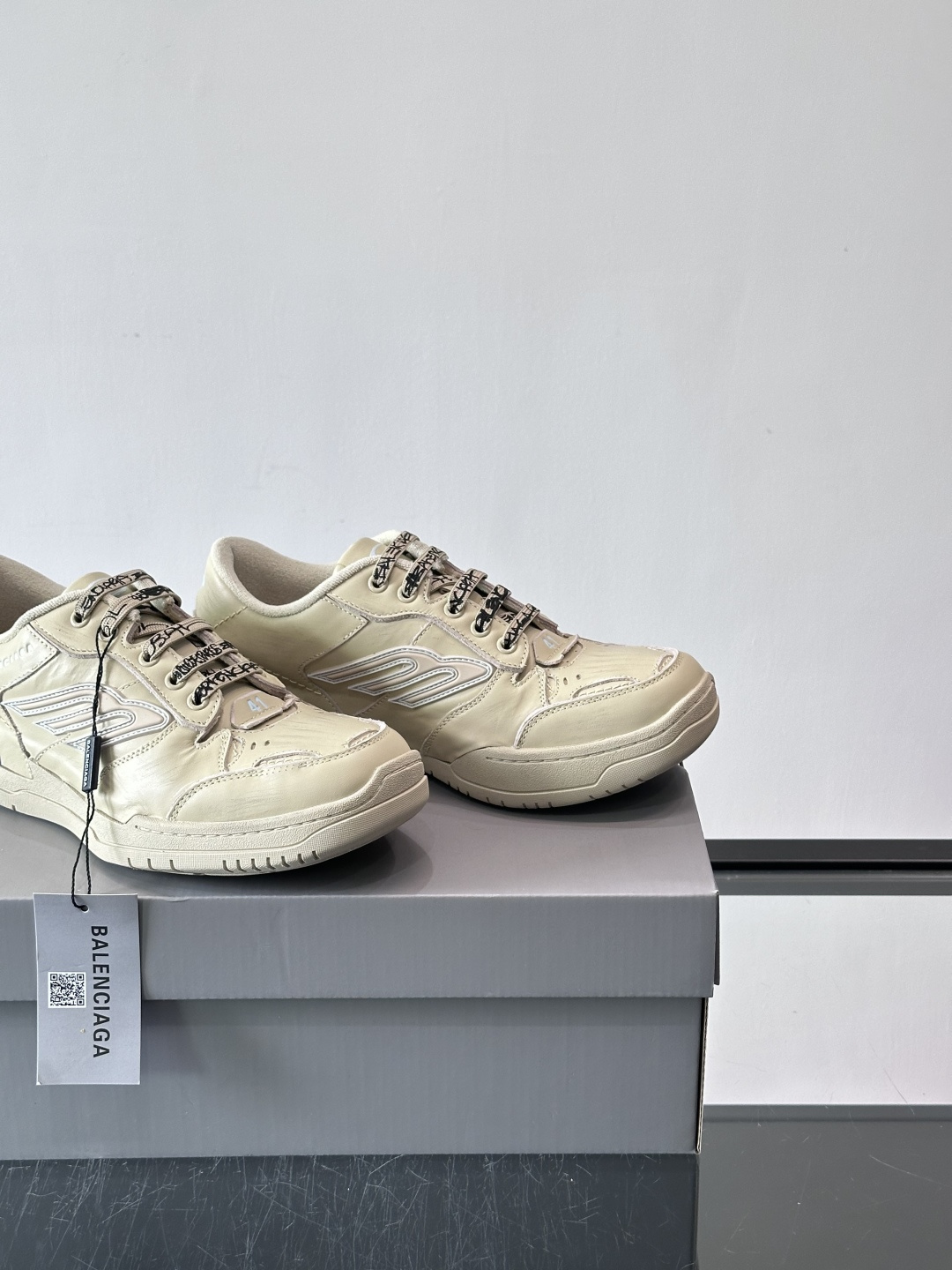 巴黎世家HamPtons系列运动鞋，主打复古做旧日风，小牛皮，多色内衬超吸睛！鞋舌“B”Logo+侧面“