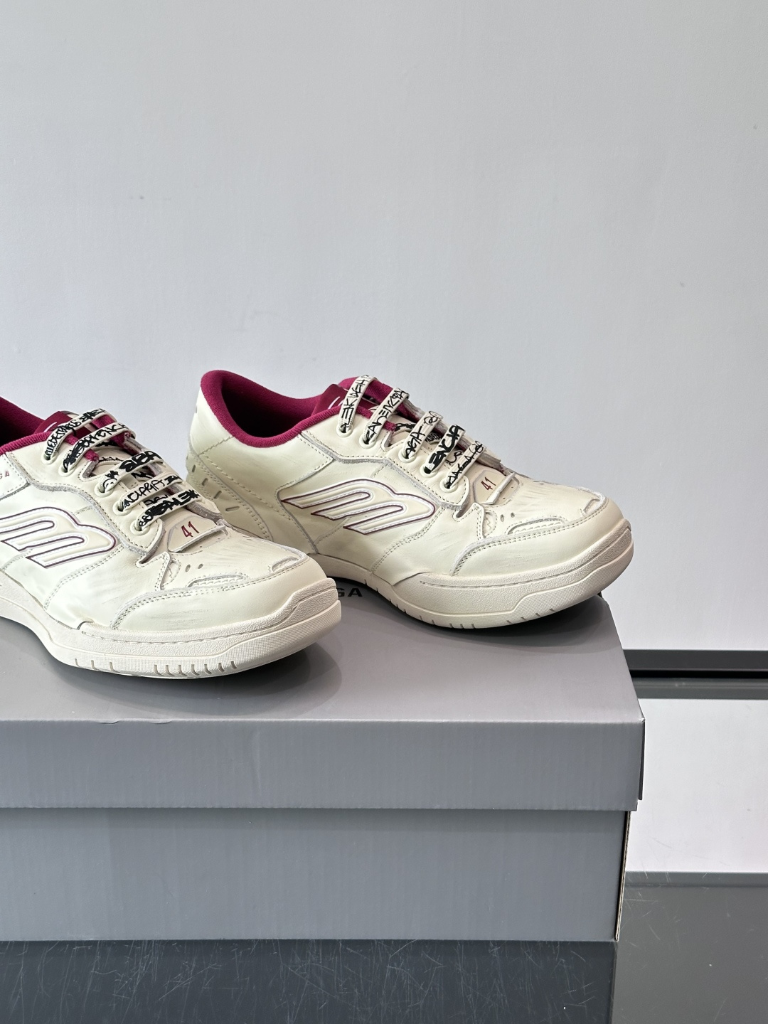 巴黎世家HamPtons系列运动鞋，主打复古做旧日风，小牛皮，多色内衬超吸睛！鞋舌“B”Logo+侧面“