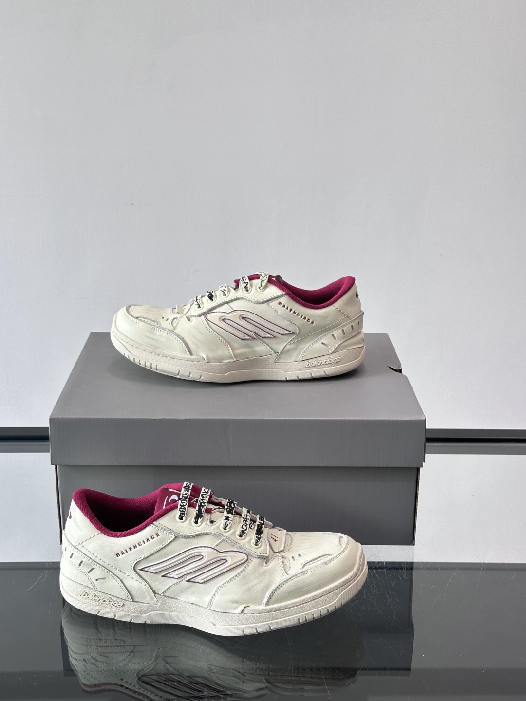 巴黎世家HamPtons系列运动鞋，主打复古做旧日风，小牛皮，多色内衬超吸睛！鞋舌“B”Logo+侧面“