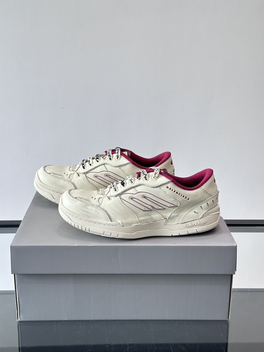 巴黎世家HamPtons系列运动鞋，主打复古做旧日风，小牛皮，多色内衬超吸睛！鞋舌“B”Logo+侧面“