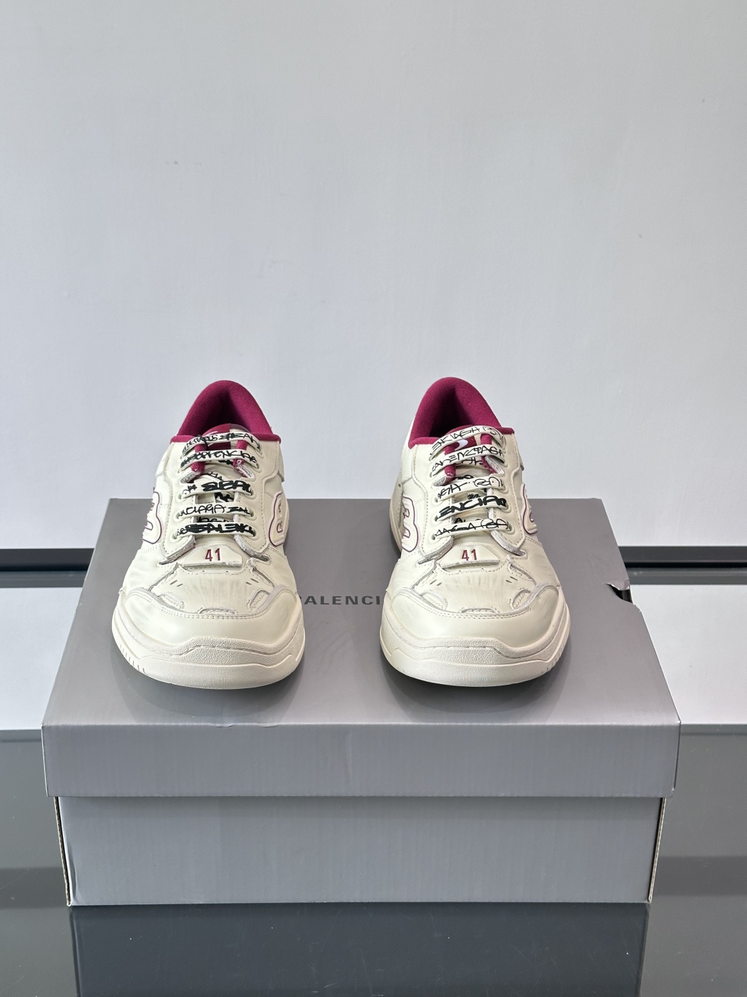 巴黎世家HamPtons系列运动鞋，主打复古做旧日风，小牛皮，多色内衬超吸睛！鞋舌“B”Logo+侧面“