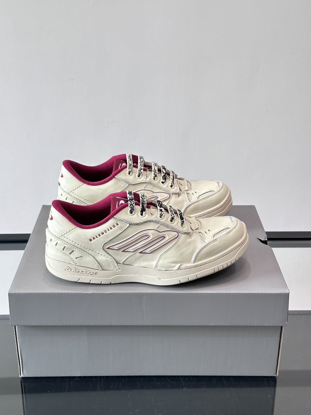 巴黎世家HamPtons系列运动鞋，主打复古做旧日风，小牛皮，多色内衬超吸睛！鞋舌“B”Logo+侧面“