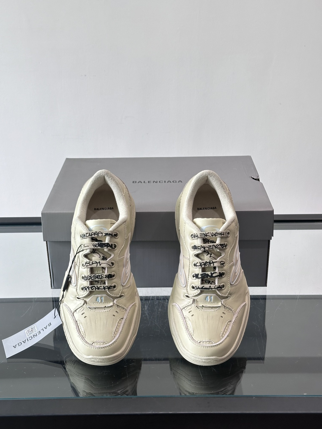 巴黎世家HamPtons系列运动鞋，主打复古做旧日风，小牛皮，多色内衬超吸睛！鞋舌“B”Logo+侧面“