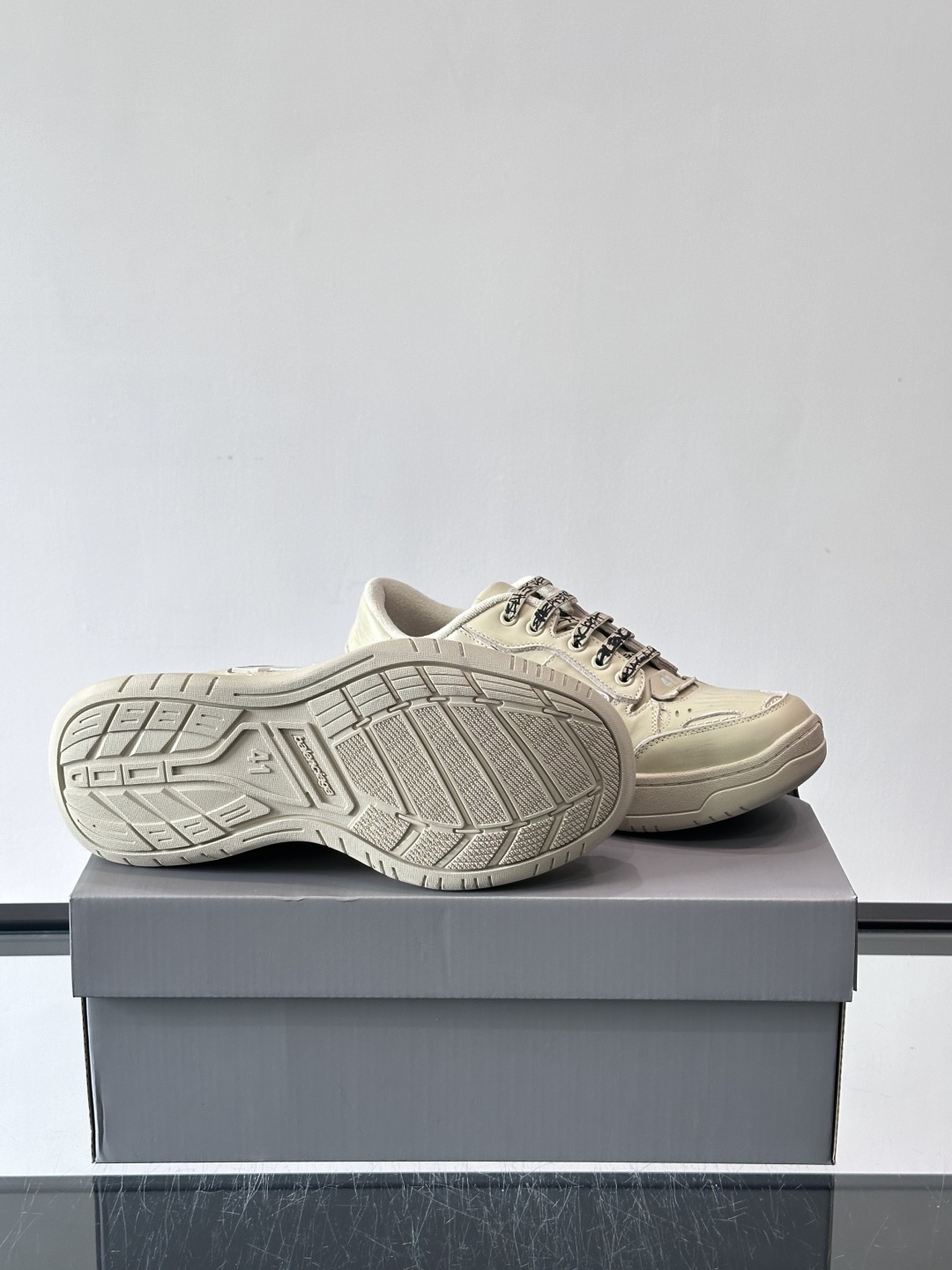 巴黎世家HamPtons系列运动鞋，主打复古做旧日风，小牛皮，多色内衬超吸睛！鞋舌“B”Logo+侧面“