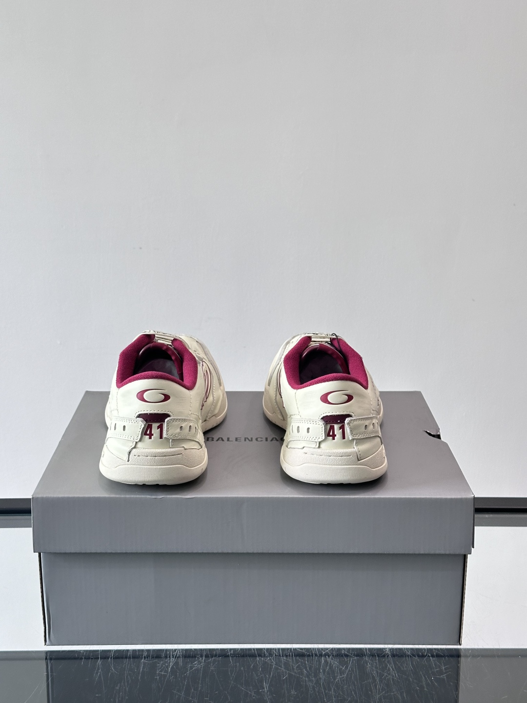 巴黎世家HamPtons系列运动鞋，主打复古做旧日风，小牛皮，多色内衬超吸睛！鞋舌“B”Logo+侧面“