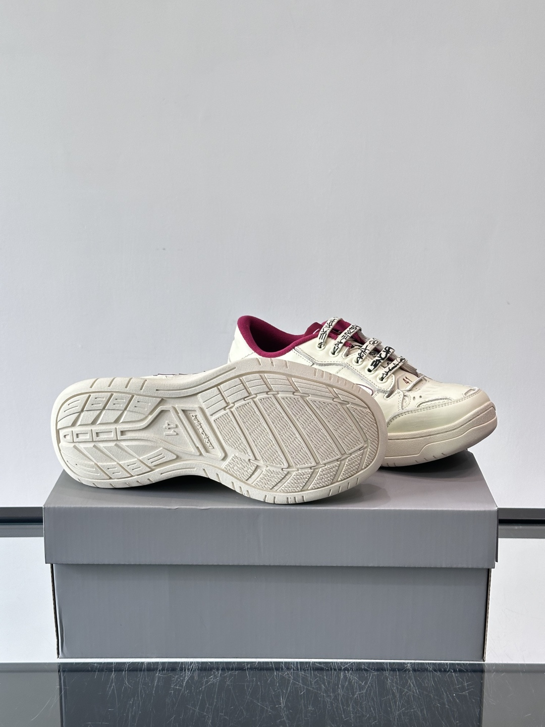 巴黎世家HamPtons系列运动鞋，主打复古做旧日风，小牛皮，多色内衬超吸睛！鞋舌“B”Logo+侧面“