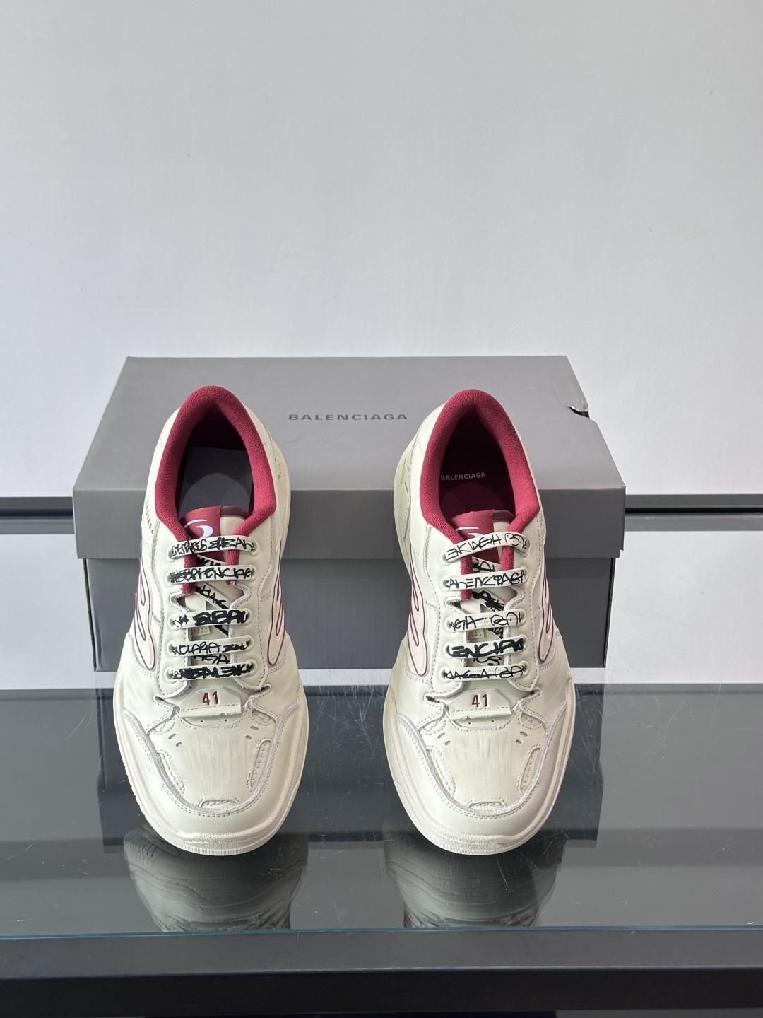 巴黎世家HamPtons系列运动鞋，主打复古做旧日风，小牛皮，多色内衬超吸睛！鞋舌“B”Logo+侧面“