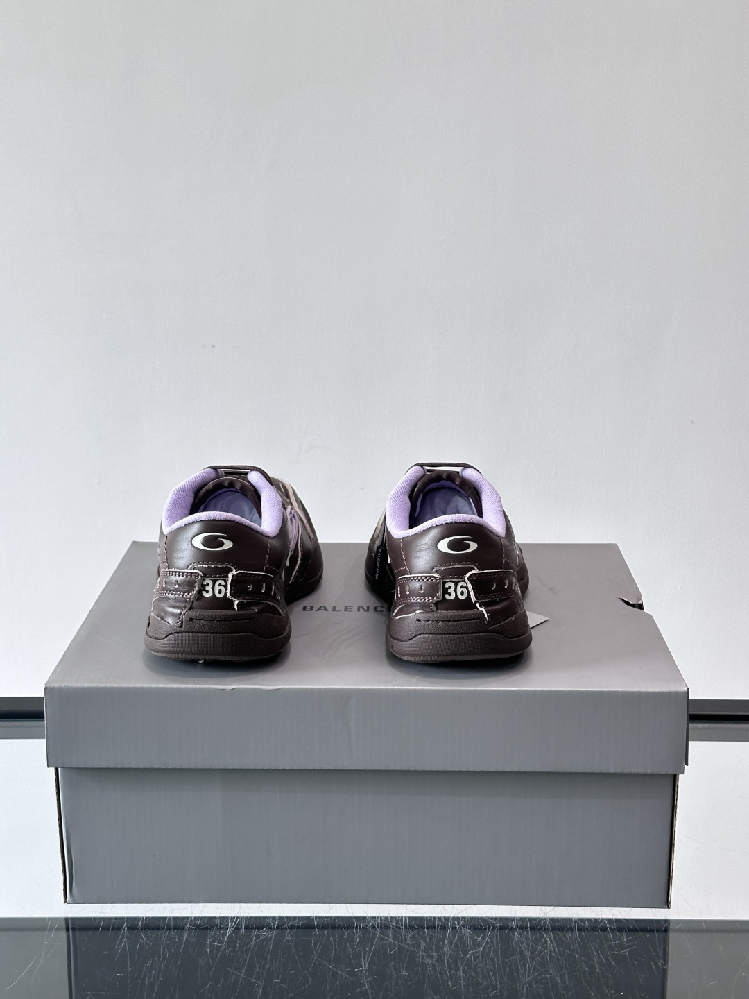 巴黎世家HamPtons系列运动鞋，主打复古做旧日风，小牛皮，多色内衬超吸睛！鞋舌“B”Logo+侧面“