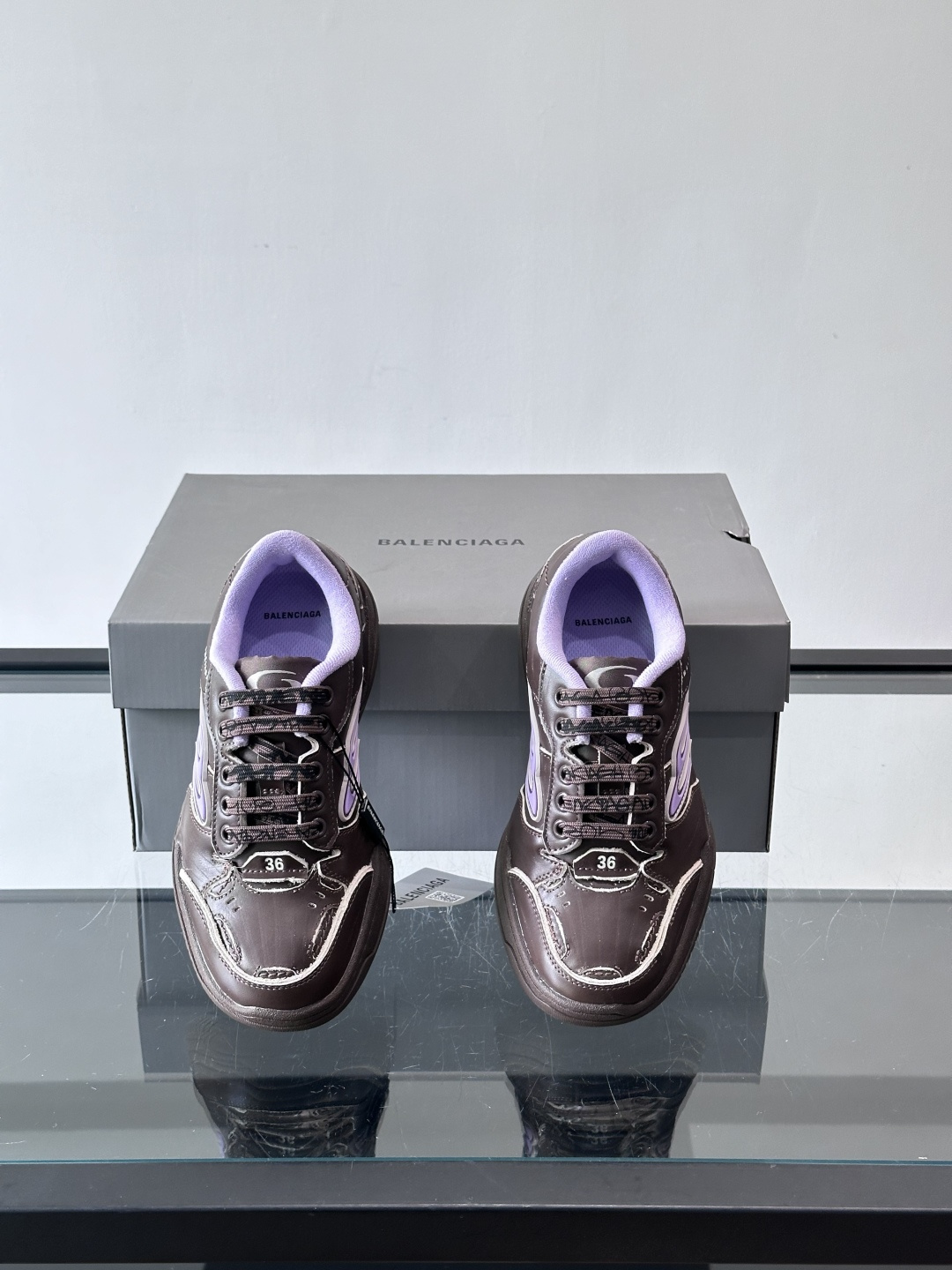 巴黎世家HamPtons系列运动鞋，主打复古做旧日风，小牛皮，多色内衬超吸睛！鞋舌“B”Logo+侧面“