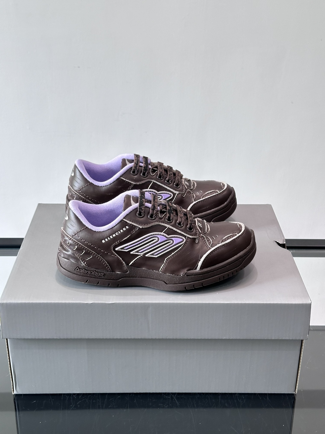 巴黎世家HamPtons系列运动鞋，主打复古做旧日风，小牛皮，多色内衬超吸睛！鞋舌“B”Logo+侧面“