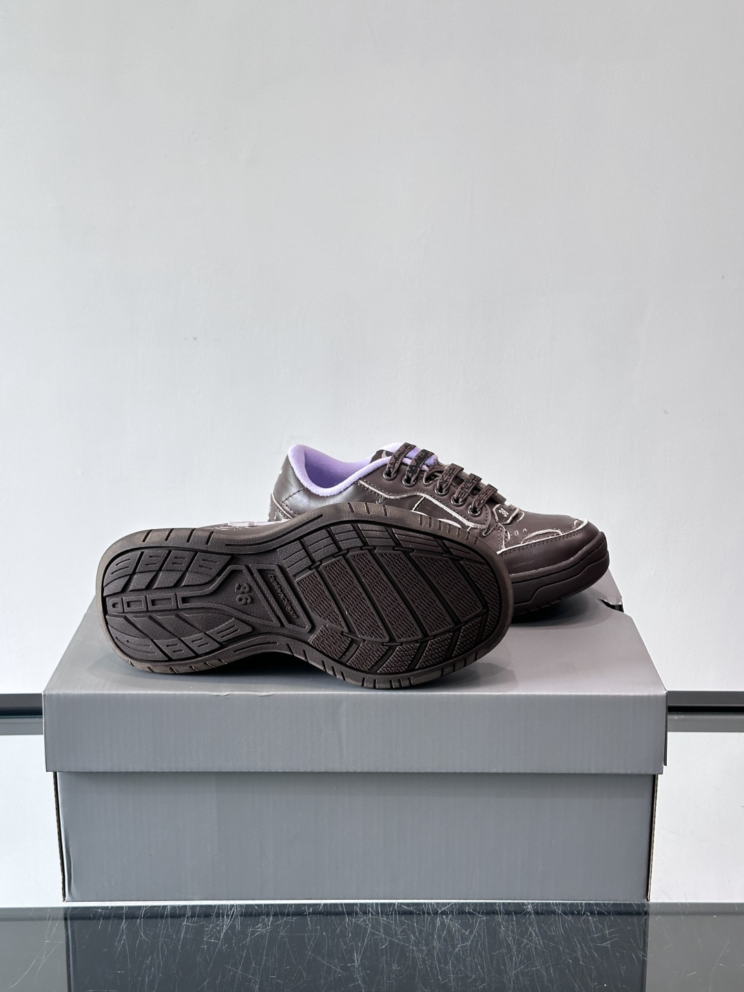 巴黎世家HamPtons系列运动鞋，主打复古做旧日风，小牛皮，多色内衬超吸睛！鞋舌“B”Logo+侧面“