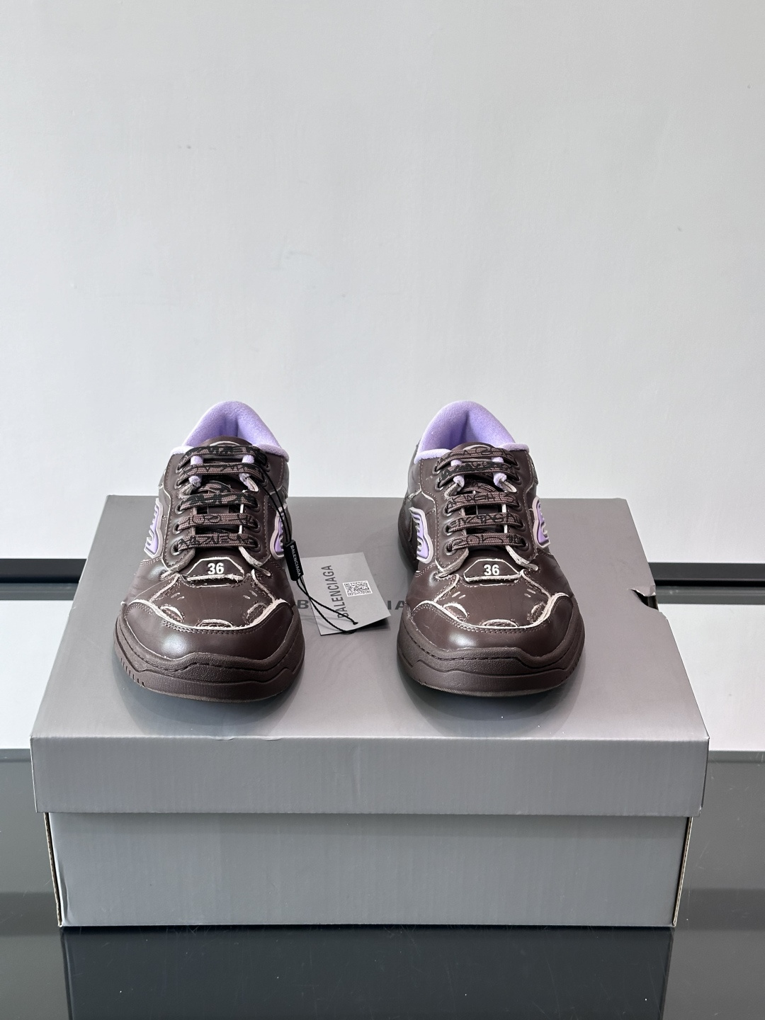 巴黎世家HamPtons系列运动鞋，主打复古做旧日风，小牛皮，多色内衬超吸睛！鞋舌“B”Logo+侧面“