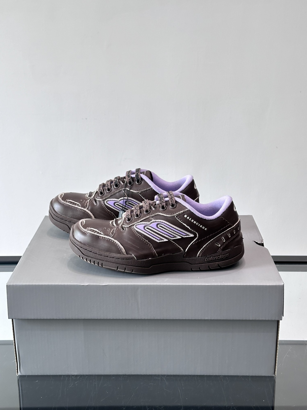 巴黎世家HamPtons系列运动鞋，主打复古做旧日风，小牛皮，多色内衬超吸睛！鞋舌“B”Logo+侧面“