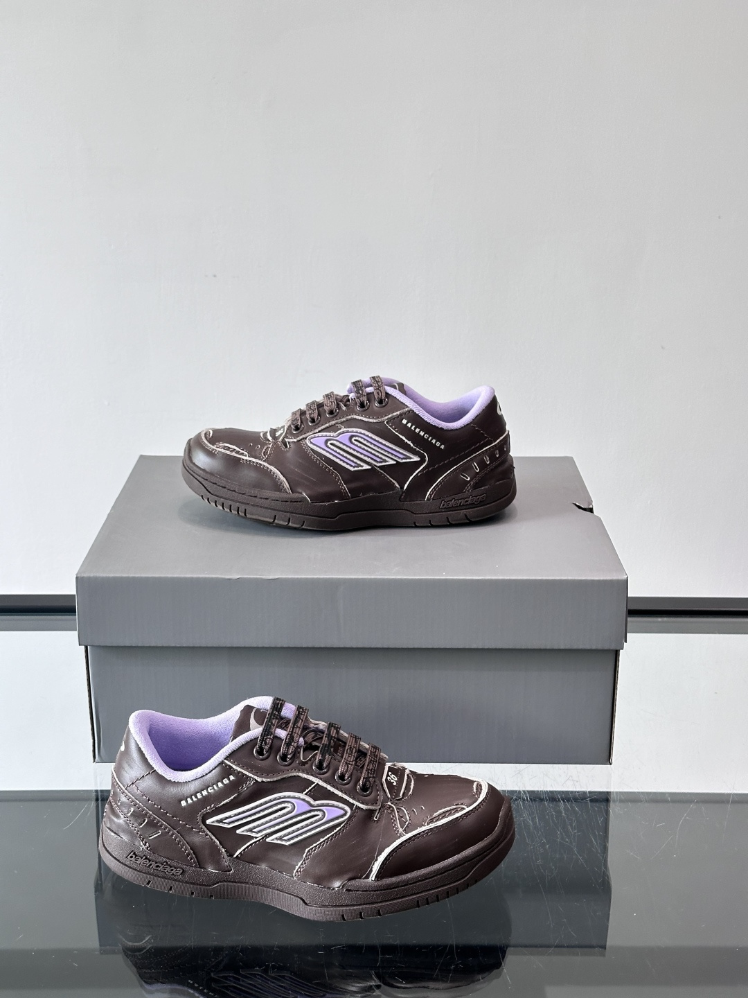 巴黎世家HamPtons系列运动鞋，主打复古做旧日风，小牛皮，多色内衬超吸睛！鞋舌“B”Logo+侧面“