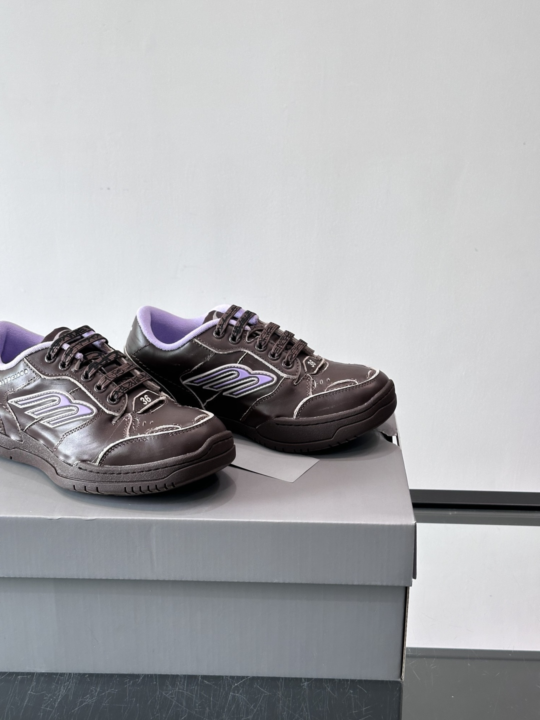 巴黎世家HamPtons系列运动鞋，主打复古做旧日风，小牛皮，多色内衬超吸睛！鞋舌“B”Logo+侧面“