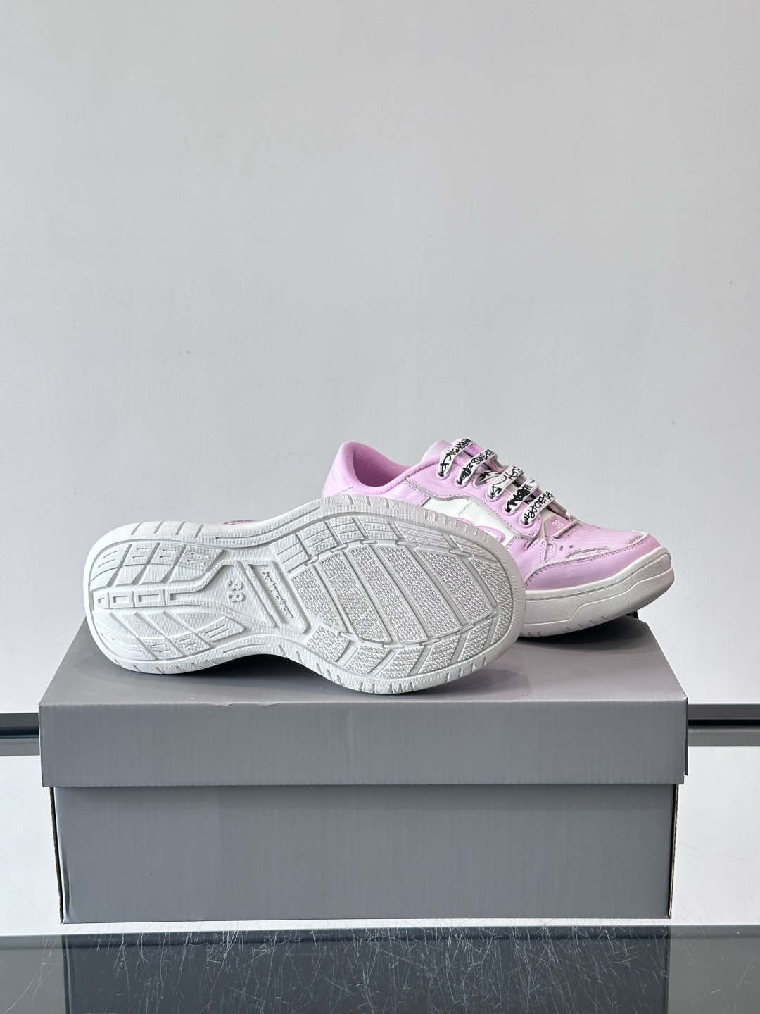 巴黎世家HamPtons系列运动鞋，主打复古做旧日风，小牛皮，多色内衬超吸睛！鞋舌“B”Logo+侧面“