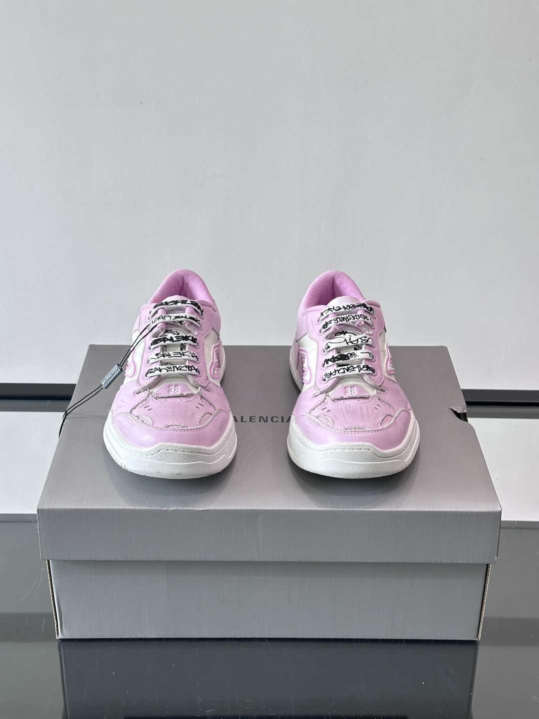 巴黎世家HamPtons系列运动鞋，主打复古做旧日风，小牛皮，多色内衬超吸睛！鞋舌“B”Logo+侧面“