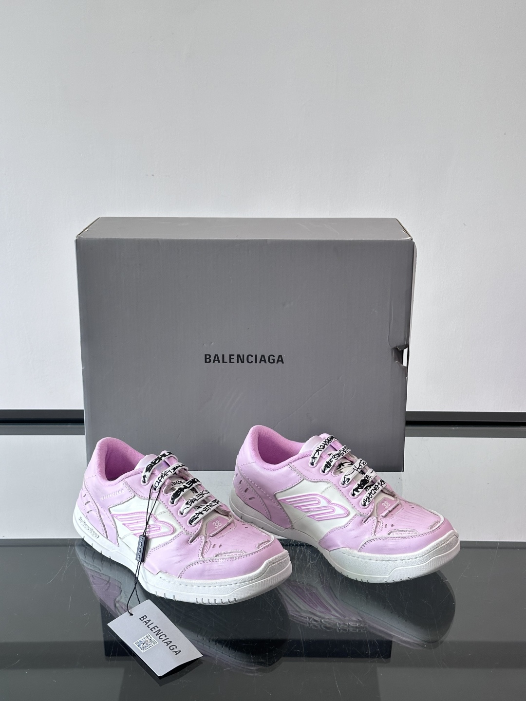 巴黎世家HamPtons系列运动鞋，主打复古做旧日风，小牛皮，多色内衬超吸睛！鞋舌“B”Logo+侧面“