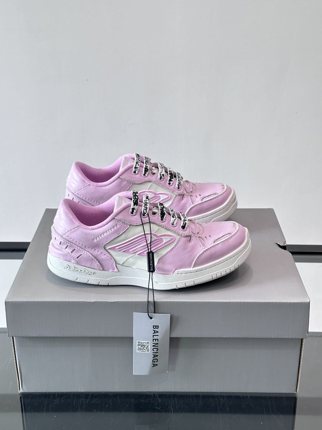 巴黎世家HamPtons系列运动鞋，主打复古做旧日风，小牛皮，多色内衬超吸睛！鞋舌“B”Logo+侧面“