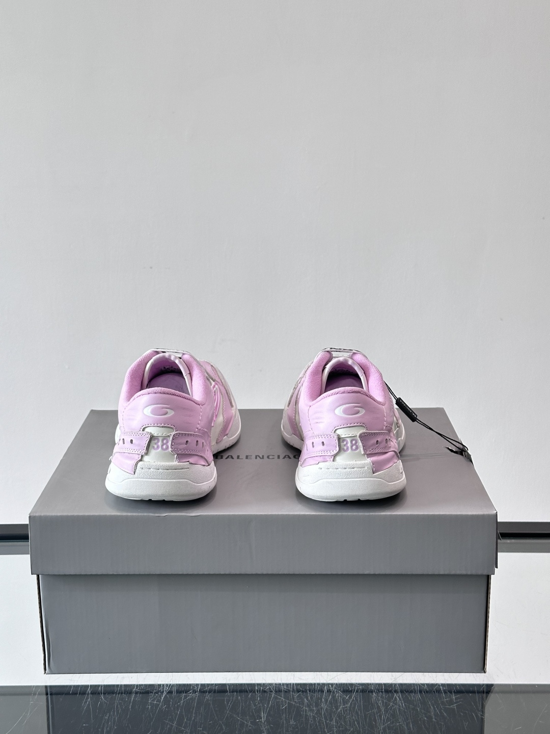 巴黎世家HamPtons系列运动鞋，主打复古做旧日风，小牛皮，多色内衬超吸睛！鞋舌“B”Logo+侧面“