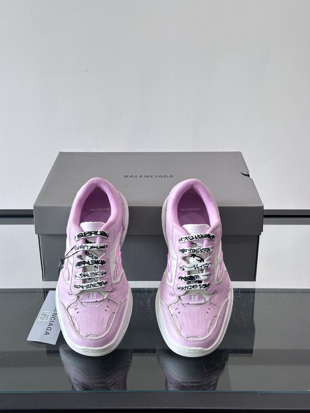 巴黎世家HamPtons系列运动鞋，主打复古做旧日风，小牛皮，多色内衬超吸睛！鞋舌“B”Logo+侧面“