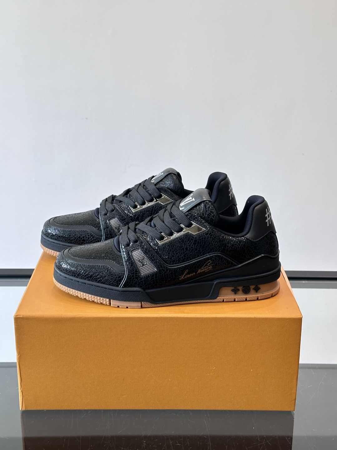 驴家 新配色 trainer运动鞋，本款 LV Trainer 运动鞋取材柔软粒面小牛皮，呈现纯净色调，