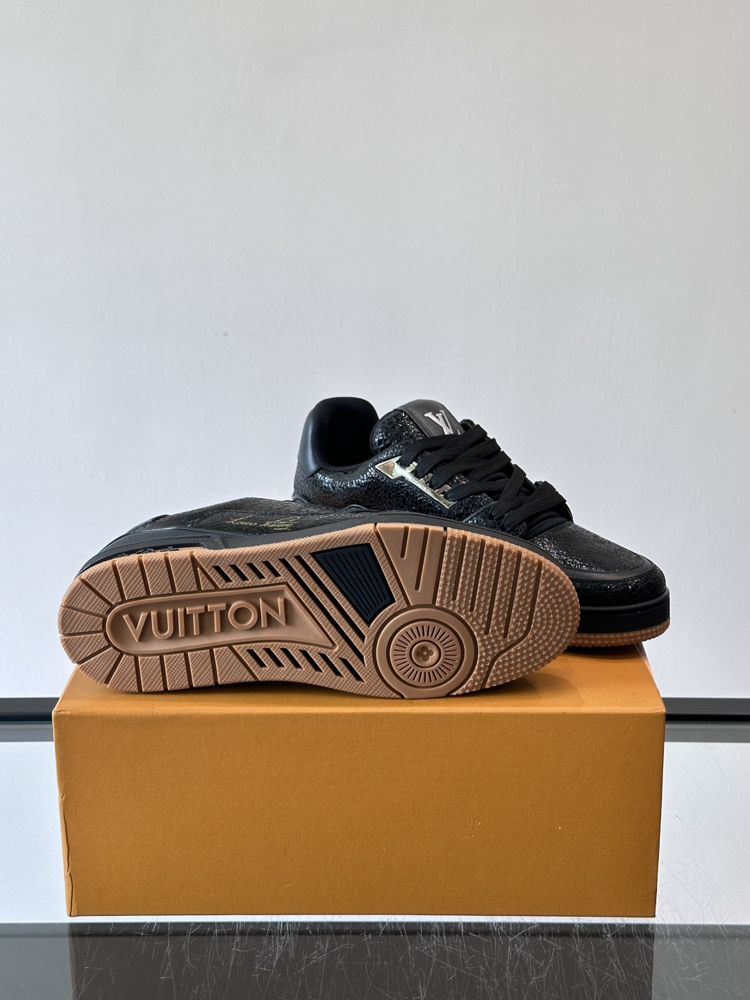 驴家 新配色 trainer运动鞋，本款 LV Trainer 运动鞋取材柔软粒面小牛皮，呈现纯净色调，