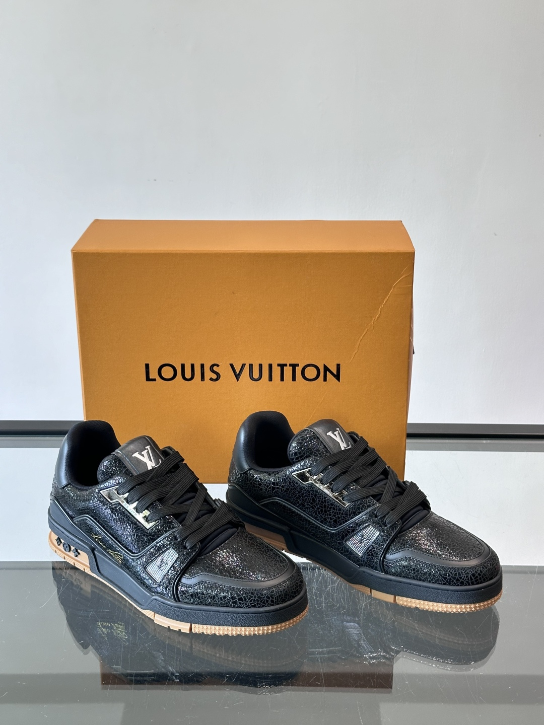 驴家 新配色 trainer运动鞋，本款 LV Trainer 运动鞋取材柔软粒面小牛皮，呈现纯净色调，