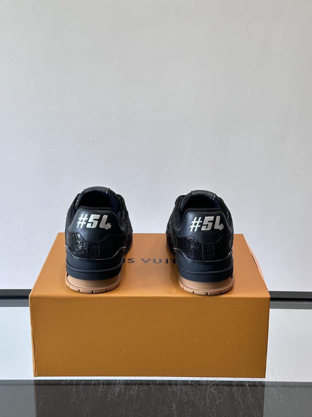 驴家 新配色 trainer运动鞋，本款 LV Trainer 运动鞋取材柔软粒面小牛皮，呈现纯净色调，